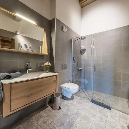 아파트 4 Bedrooms Penthouse In 1650 쿠쉐벨